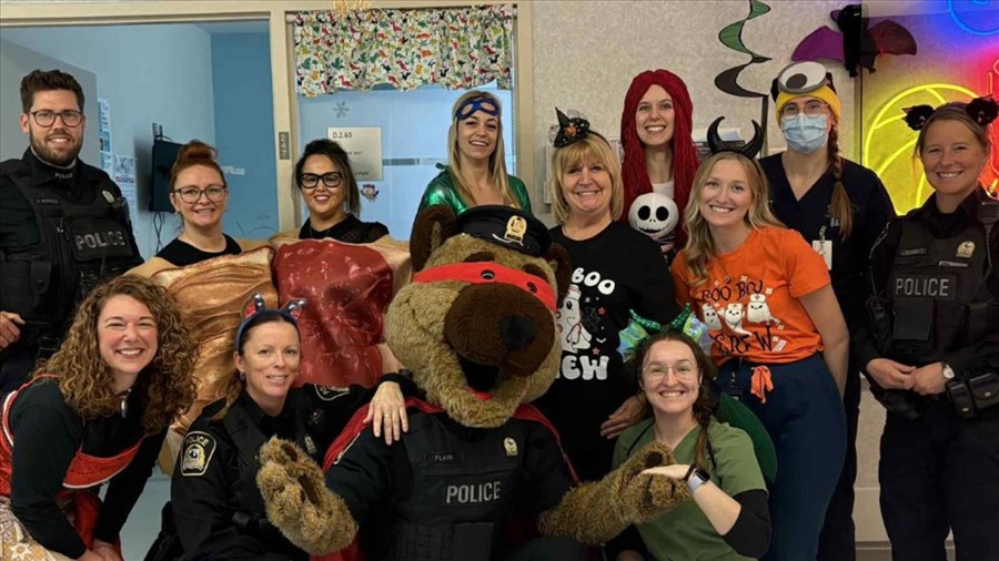 L'escouade Prévention du SPL visite les enfants à la Cité-de-la-Santé