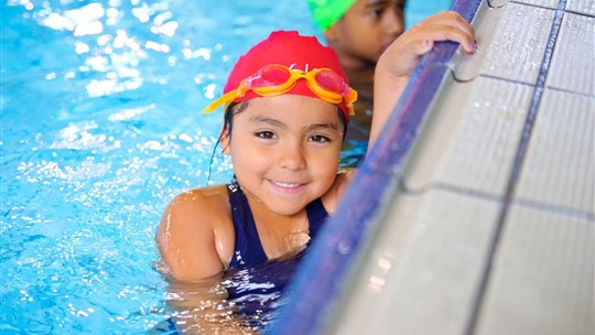 Laval offrira gratuitement des cours de natation aux jeunes 
