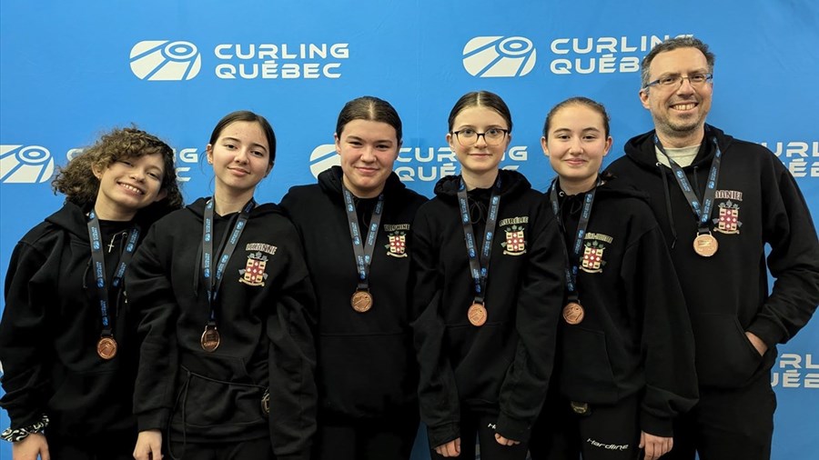 L’équipe féminine de curling de Laval U18 remporte la bronze 